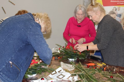 Warsztaty florystyczne dla seniorów - stroik świąteczny