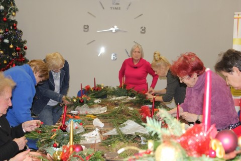Warsztaty florystyczne dla seniorów - stroik świąteczny