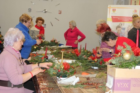 Warsztaty florystyczne dla seniorów - stroik świąteczny