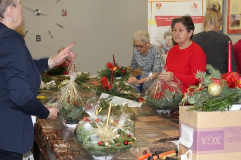 Warsztaty florystyczne dla seniorów - stroik świąteczny