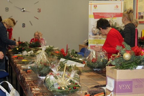 Warsztaty florystyczne dla seniorów - stroik świąteczny