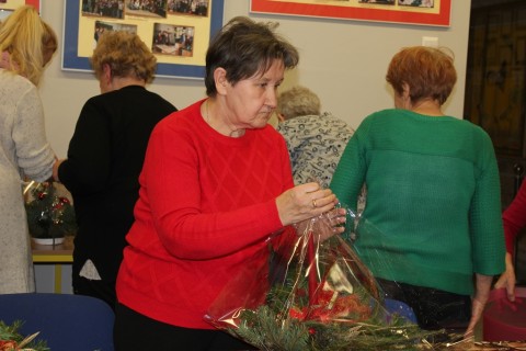 Warsztaty florystyczne dla seniorów - stroik świąteczny