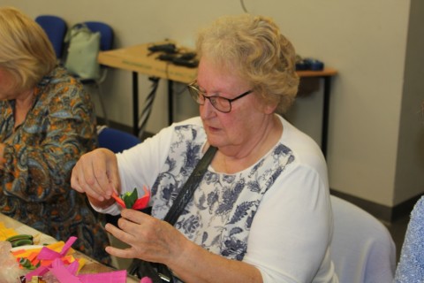 Warsztaty dla seniora - „Nietypowe prezenty - bukiet z cukierków”