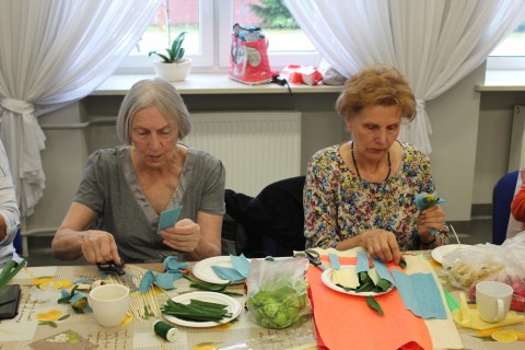 Warsztaty dla seniora - „Nietypowe prezenty - bukiet z cukierków”