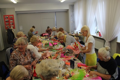 Warsztaty dla seniora - „Nietypowe prezenty - bukiet z cukierków”