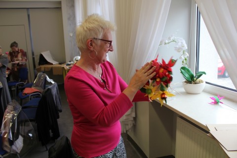 Warsztaty dla seniora - „Nietypowe prezenty - bukiet z cukierków”