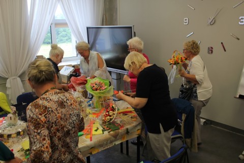 Warsztaty dla seniora - „Nietypowe prezenty - bukiet z cukierków”