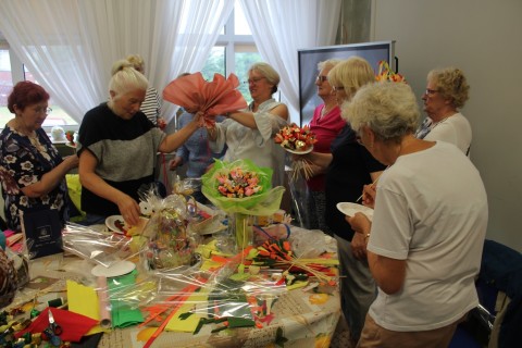 Warsztaty dla seniora - „Nietypowe prezenty - bukiet z cukierków”