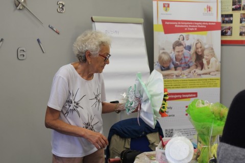 Warsztaty dla seniora - „Nietypowe prezenty - bukiet z cukierków”