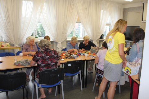 Seniorzy dzieciom - akcja szycia małpek