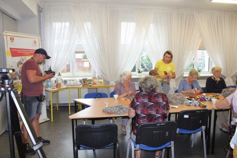 Seniorzy dzieciom - akcja szycia małpek