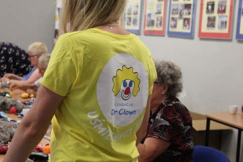 Seniorzy dzieciom - akcja szycia małpek