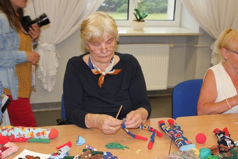 Seniorzy dzieciom - akcja szycia małpek