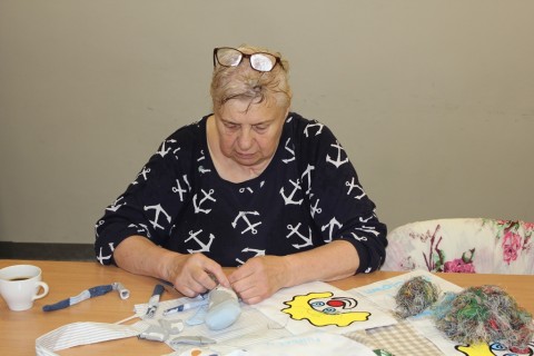 Seniorzy dzieciom - akcja szycia małpek