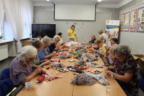 Seniorzy dzieciom - akcja szycia małpek