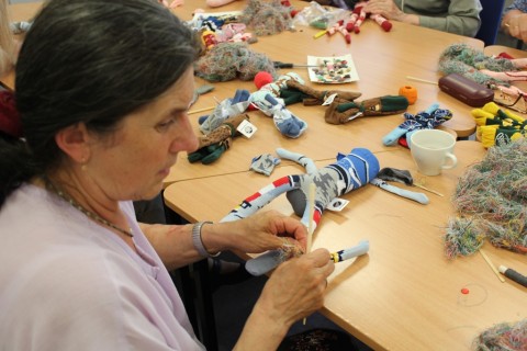 Seniorzy dzieciom - akcja szycia małpek