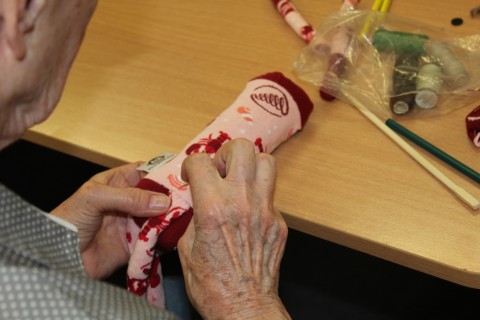 Seniorzy dzieciom - akcja szycia małpek