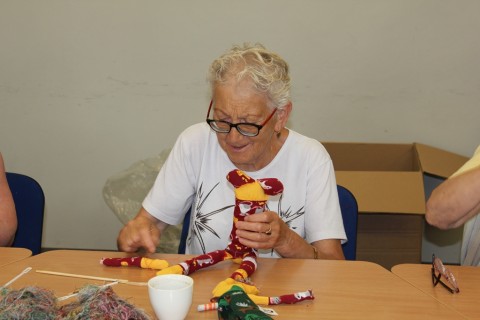 Seniorzy dzieciom - akcja szycia małpek