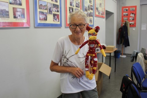 Seniorzy dzieciom - akcja szycia małpek