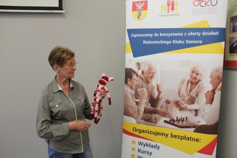 Seniorzy dzieciom - akcja szycia małpek