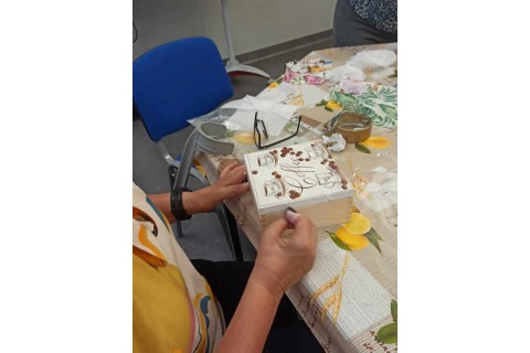 Warsztaty decoupage dla SENIORÓW - pudełko na herbatę