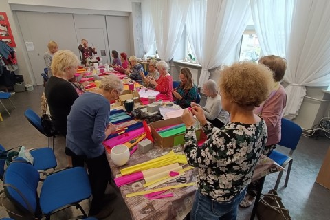 Warsztaty kreatywne dla seniorów - storczyki z krepiny