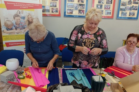 Warsztaty kreatywne dla seniorów - storczyki z krepiny