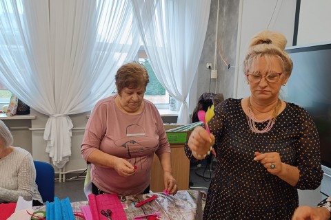 Warsztaty kreatywne dla seniorów - storczyki z krepiny