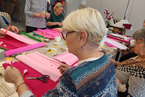 Warsztaty kreatywne dla seniorów - storczyki z krepiny