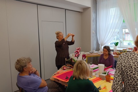 Warsztaty kreatywne dla seniorów - storczyki z krepiny