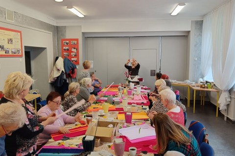 Warsztaty kreatywne dla seniorów - storczyki z krepiny