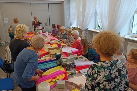 Warsztaty kreatywne dla seniorów - storczyki z krepiny