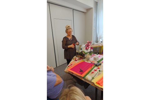 Warsztaty kreatywne dla seniorów - storczyki z krepiny