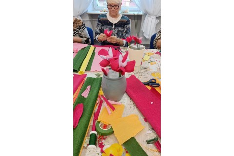 Warsztaty kreatywne dla seniorów - storczyki z krepiny