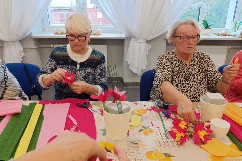 Warsztaty kreatywne dla seniorów - storczyki z krepiny