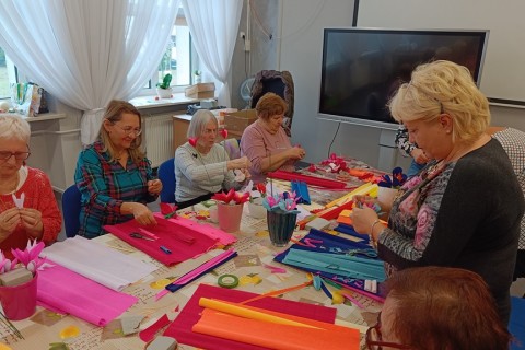 Warsztaty kreatywne dla seniorów - storczyki z krepiny