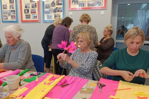 Warsztaty kreatywne dla seniorów - storczyki z krepiny