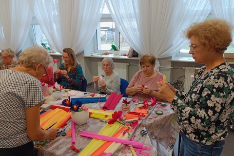 Warsztaty kreatywne dla seniorów - storczyki z krepiny