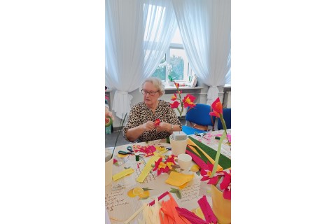 Warsztaty kreatywne dla seniorów - storczyki z krepiny