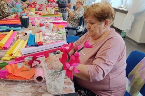 Warsztaty kreatywne dla seniorów - storczyki z krepiny