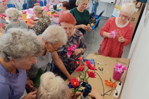 Warsztaty kreatywne dla seniorów - storczyki z krepiny