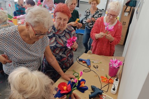 Warsztaty kreatywne dla seniorów - storczyki z krepiny