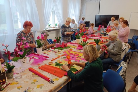 Warsztaty kreatywne dla seniorów - storczyki z krepiny