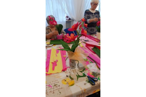 Warsztaty kreatywne dla seniorów - storczyki z krepiny