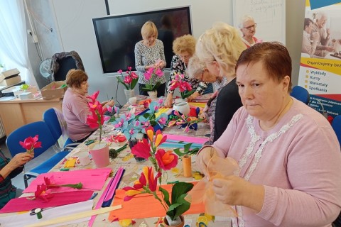 Warsztaty kreatywne dla seniorów - storczyki z krepiny