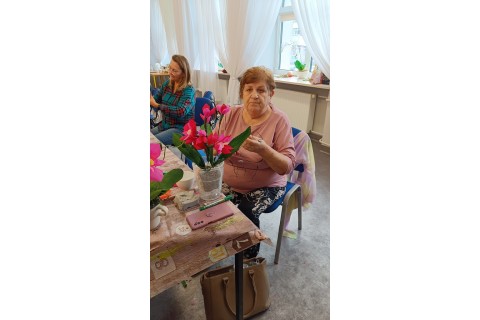 Warsztaty kreatywne dla seniorów - storczyki z krepiny