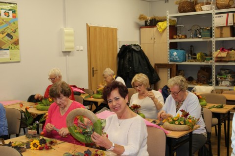 Warsztaty florystyczne dla seniorów - jesienna dekoracja