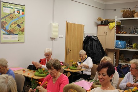 Warsztaty florystyczne dla seniorów - jesienna dekoracja