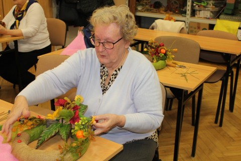 Warsztaty florystyczne dla seniorów - jesienna dekoracja