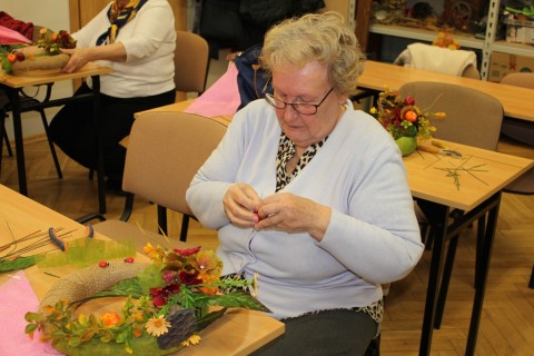 Warsztaty florystyczne dla seniorów - jesienna dekoracja